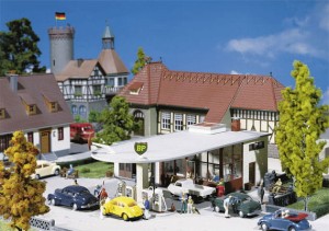 Stacja benzynowa BP, skala H0, FALLER 130347