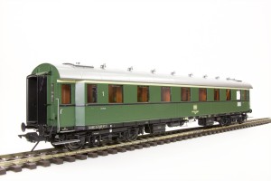 Wagon osobowy 1-klasy typu AB4üe-28, DB,  skala 0, LENZ 41250-06