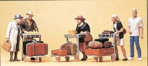 Podróżni z wózkami bagażowymi, skala H0, PREISER 10459