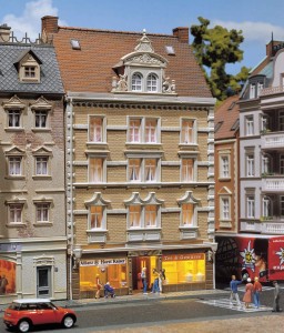 Kamienica z biurem Alianz , skala H0, FALLER 130448