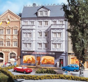 Kamienica z pizzerią Alfredo , skala H0, FALLER 130446