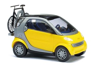 Smart z rowerem na bagażniku, skala H0, BUSCH 48907