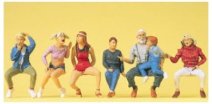 Siedzący młodociani i dziadek z wnukiem, skala 0, PREISER 65346