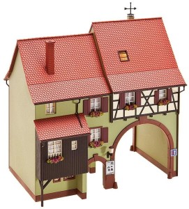 Dom z bramą, skala H0, FALLER 130499